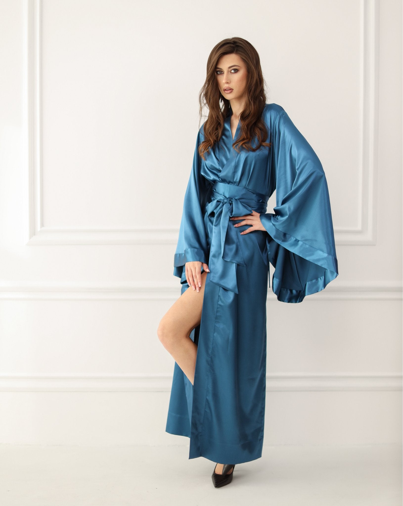 https://www.kafemme.com/cdn/shop/products/classic-silky-kimono-robe-150284.jpg?v=1709934217&width=1630